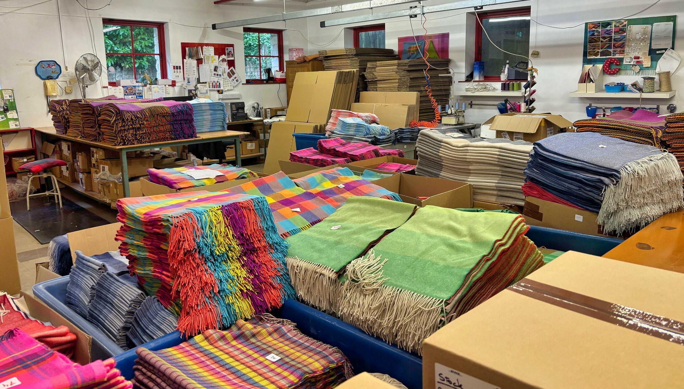 Die bunten Stoffe der Avoca Mill gehen teils an sehr berühmte Designer.