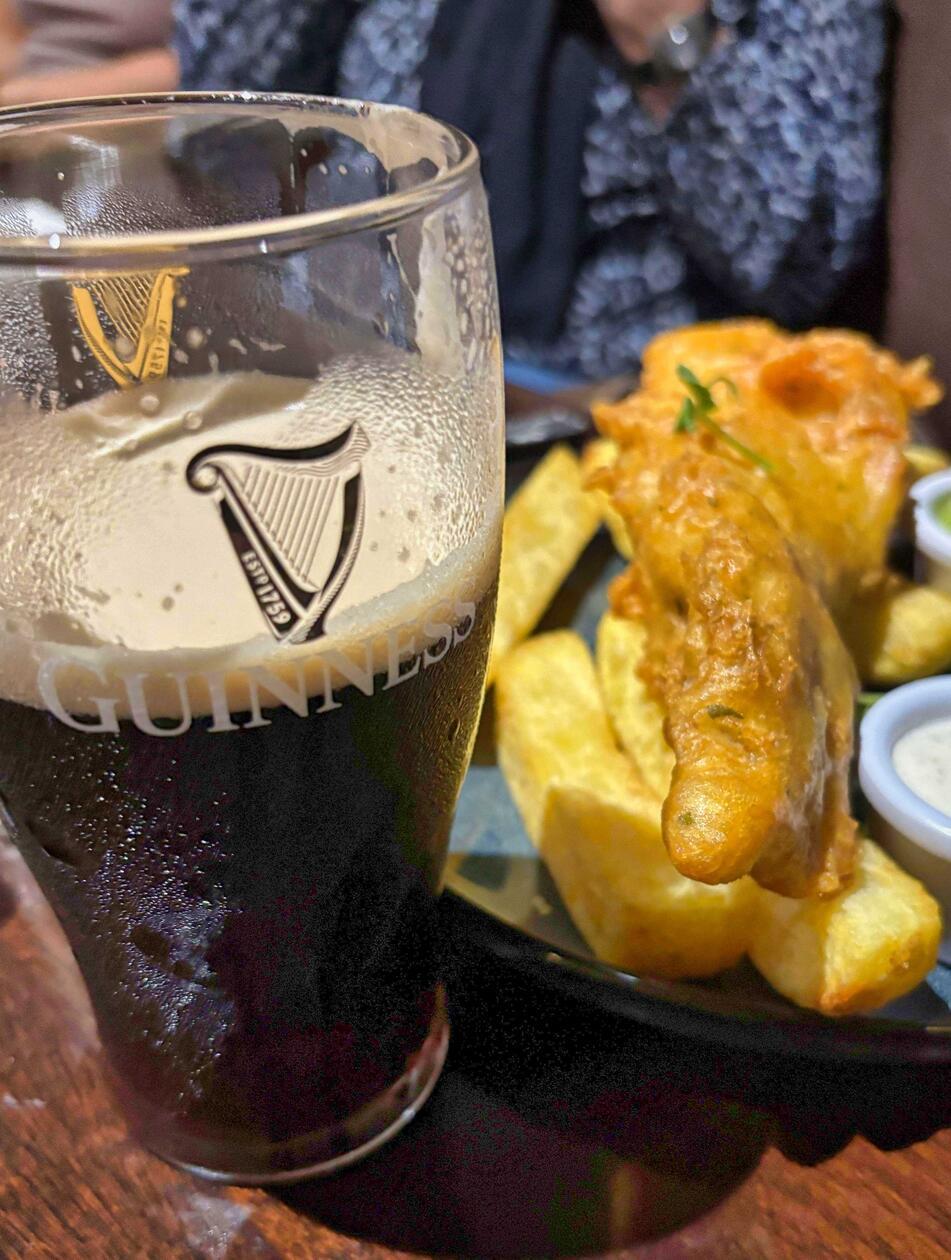 „Fish & Chips“ und dazu ein Guiness-Bier– Irland in seiner Reinform.
