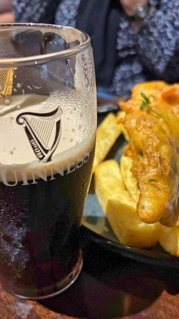 „Fish & Chips“ und dazu ein Guiness-Bier– Irland in seiner Reinform.