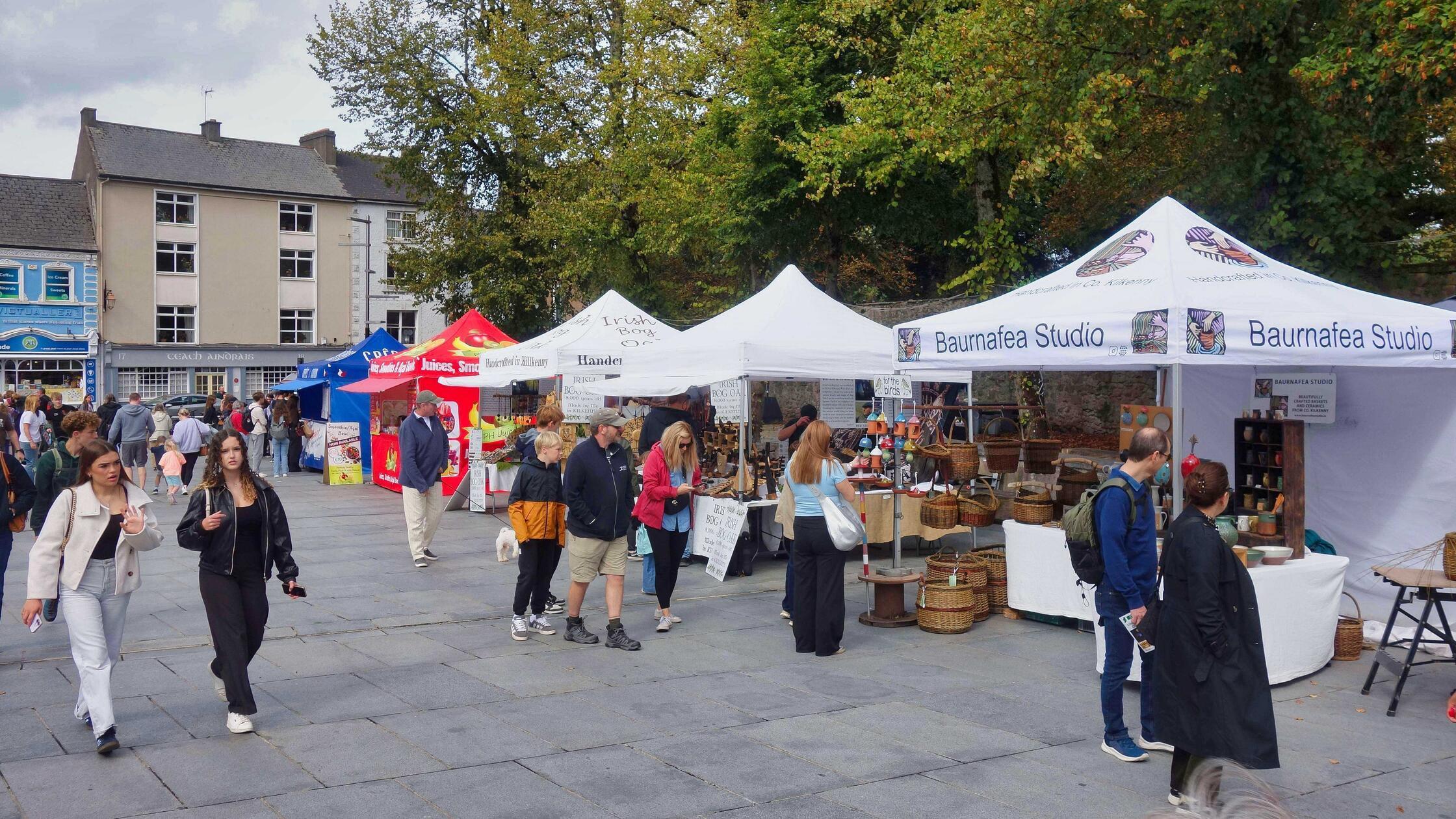 In Kilkenny, unweit des Schlosses, findet einmal pro Woche ein solcher Markt statt. Heimische Künstler und Bauern bieten hier ihre Waren an.