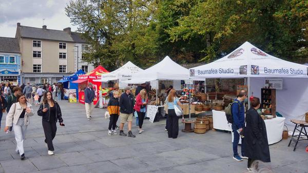 In Kilkenny, unweit des Schlosses, findet einmal pro Woche ein solcher Markt statt. Heimische Künstler und Bauern bieten hier ihre Waren an.