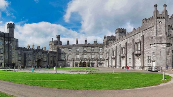 Das Kilkenny Castle wurde von 1195 bis 1213 errichtet.