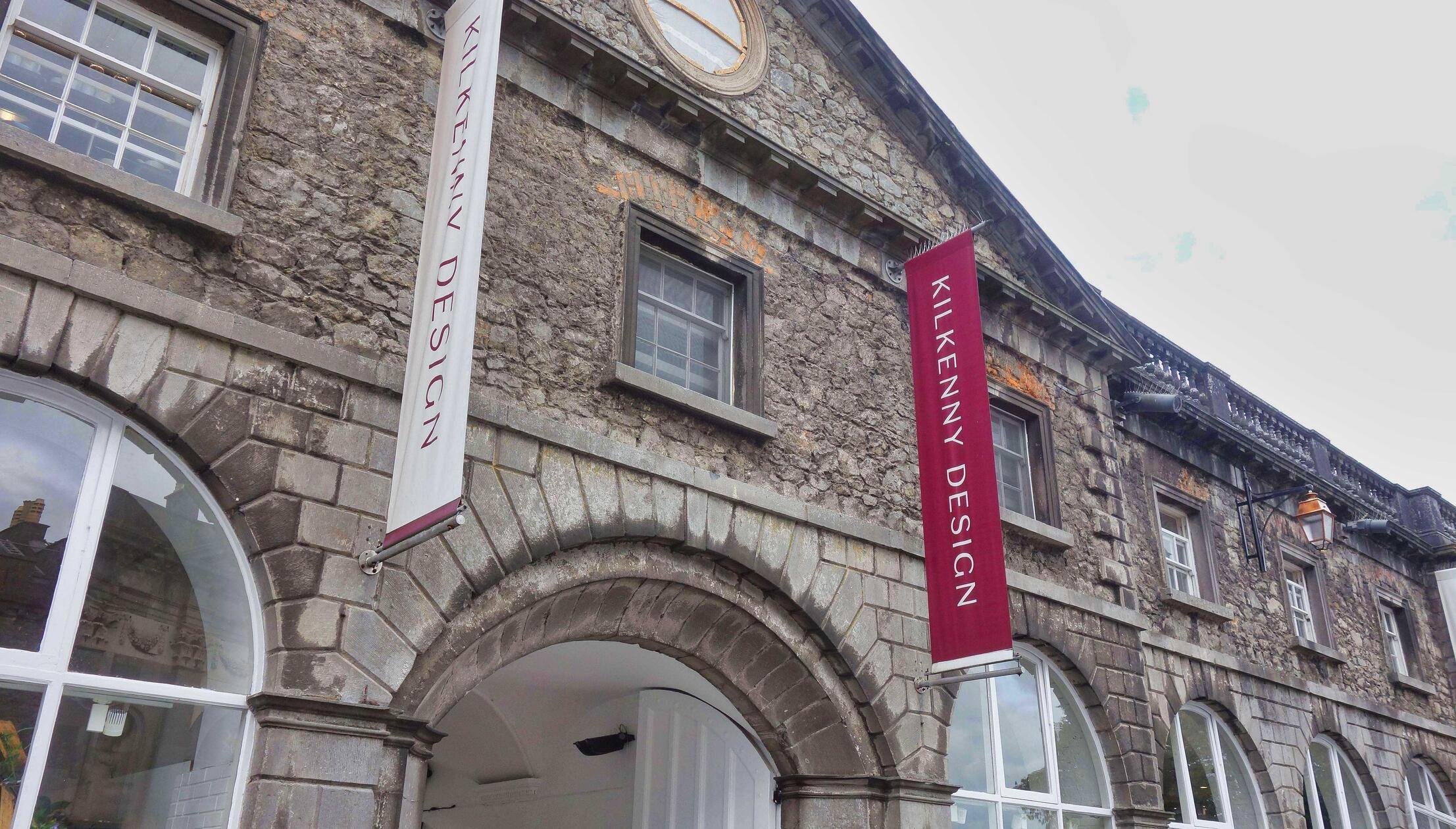 Gegenüber des Schlosses Kilkenny findet sich ein Kunst- und Handwerkerzentrum.