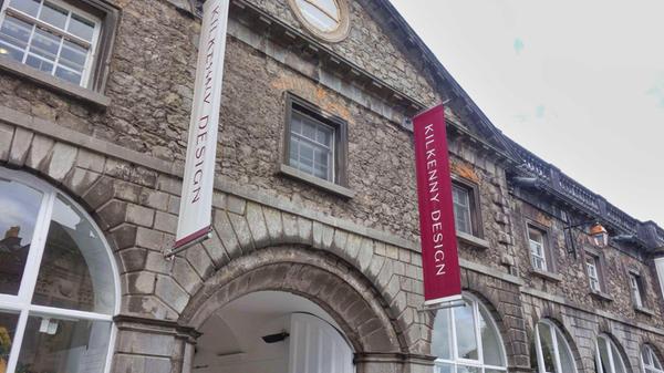 Gegenüber des Schlosses Kilkenny findet sich ein Kunst- und Handwerkerzentrum.