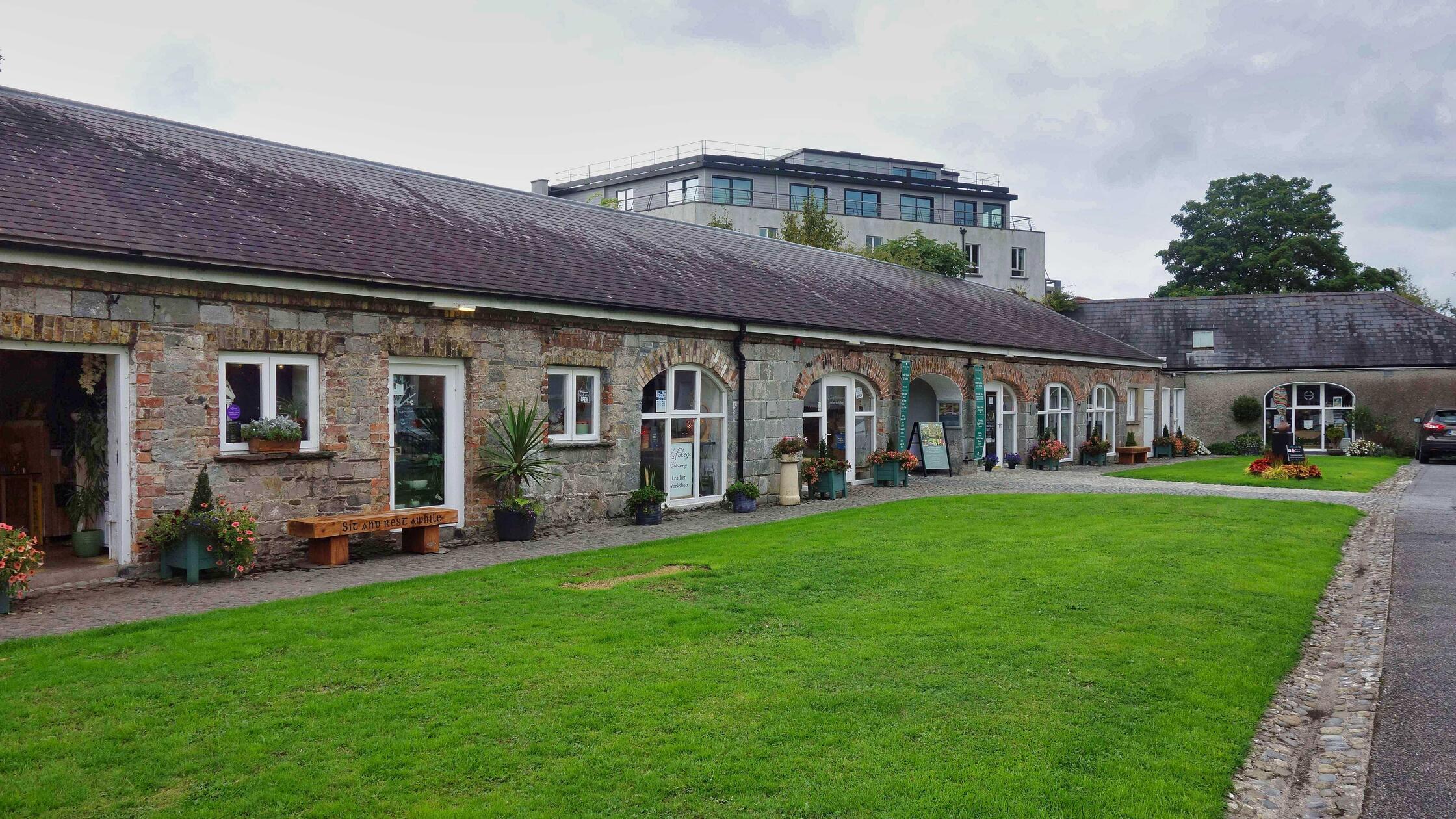 Die Kilkenny Castle Yard Craft & Design Experience besteht aus kleinen Lädchen, die in den ehemaligen Stallungen des Schlosses untergebracht sind.