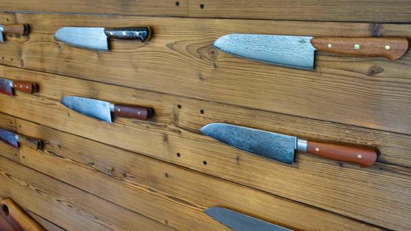 Patrick Joseph von Brennan Knives fertigt wunderschön ausbalancierte, handgefertigte Messer unter Anwendung traditioneller Techniken her. Er gehört als einziger Ausländer der Gilde der 200 wichtigsten Messermacher der USA an.
