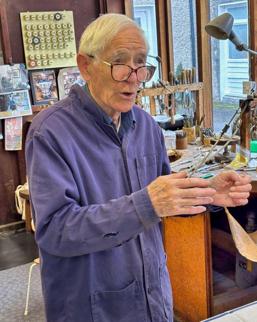 Ein Meister seines Fachs: Des Byrne gehört seit 1968 zur „Kilkenny Castle Yard Craft & Design Experience“. Unzählige Gold- und Silberschmuckstücke hat er in den fast sechs Jahrzehnten gefertigt.