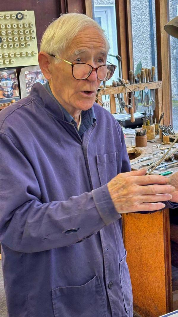 Ein Meister seines Fachs: Des Byrne gehört seit 1968 zur „Kilkenny Castle Yard Craft & Design Experience“. Unzählige Gold- und Silberschmuckstücke hat er in den fast sechs Jahrzehnten gefertigt.