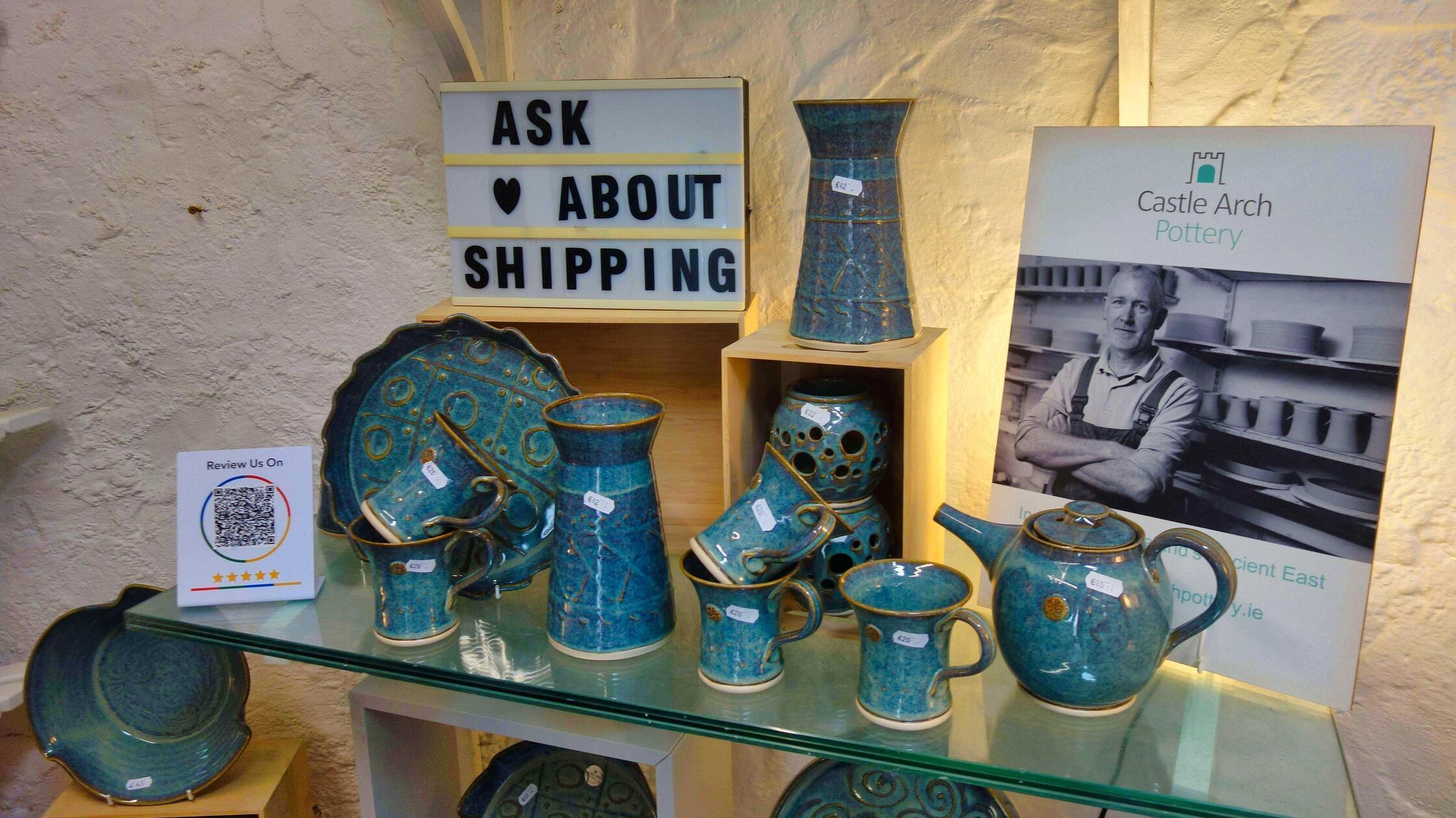 Die „Castle Arch Pottery“ bietet feine Töpfereierzeugnisse.