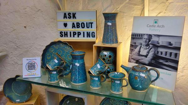 Die „Castle Arch Pottery“ bietet feine Töpfereierzeugnisse.
