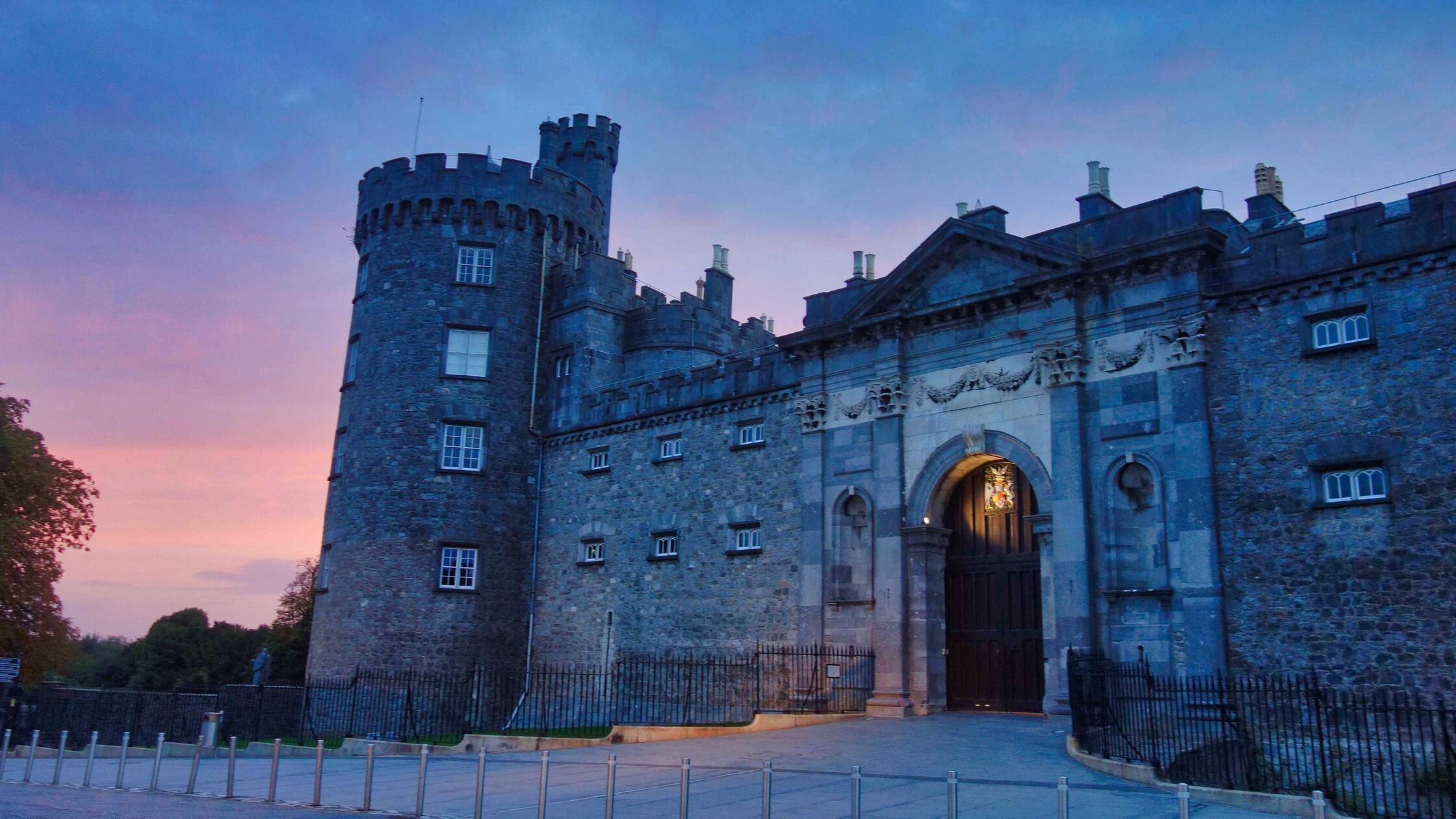Das Kilkenny Castle im Morgenlicht