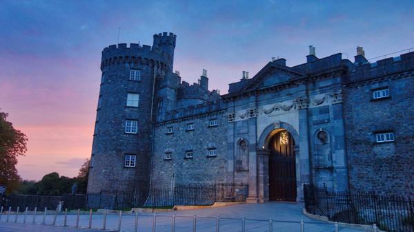 Das Kilkenny Castle im Morgenlicht