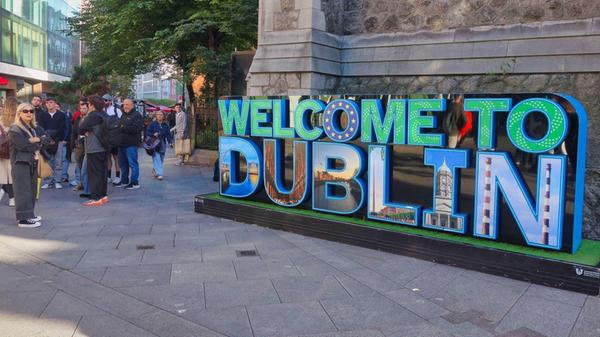 „Welcome To Dublin“ – der beliebte Schriftzug findet sich neben der Molly Malone-Bronzefigur.
