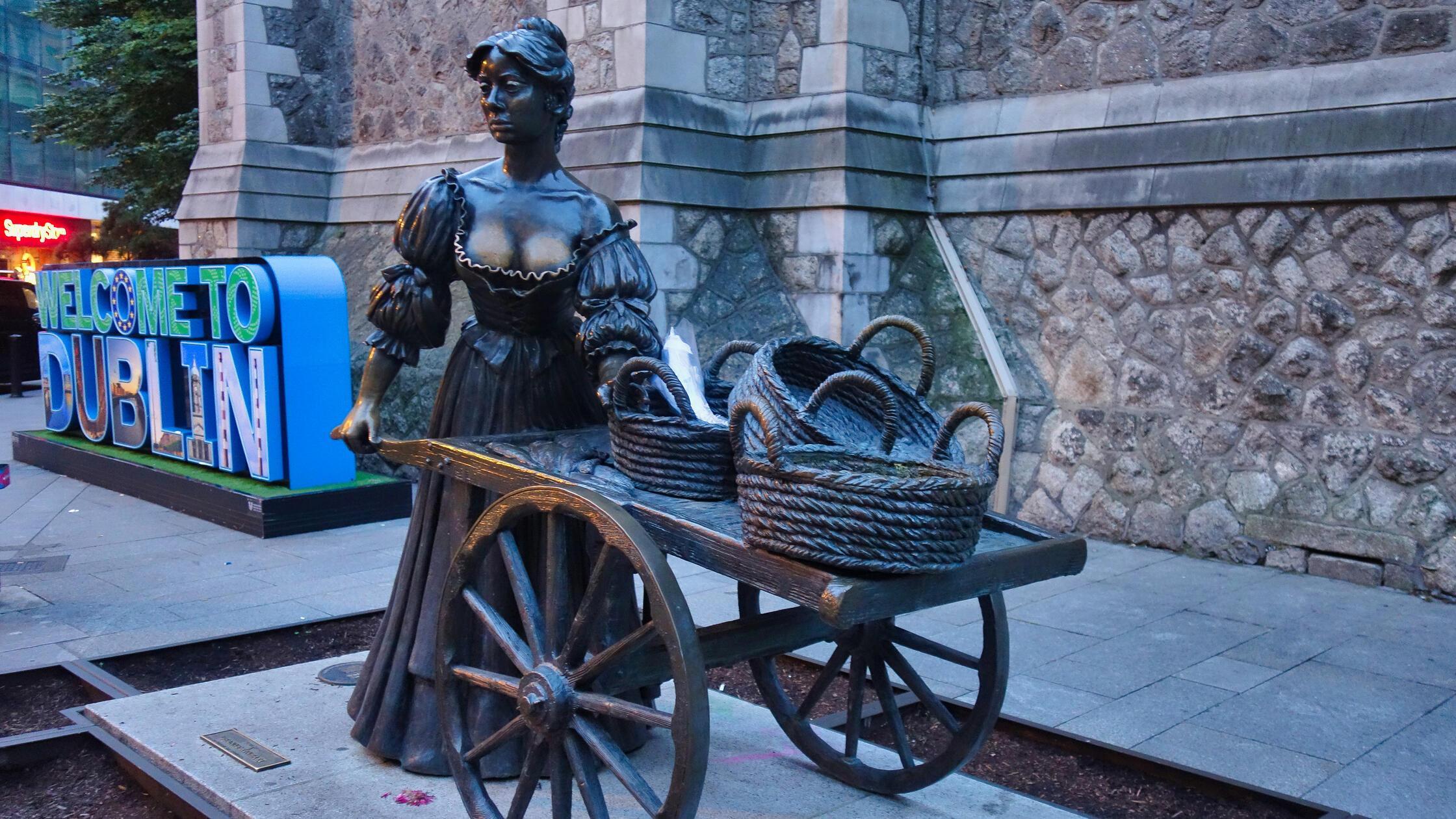Im Zentrum von Dublin, zwischen dem Amüsierviertel Temple Bar und dem Trinity College, steht dieses Denkmal. Verewigt wurde hier Molly Malone, die vielfach besungene Fischhändlerin.