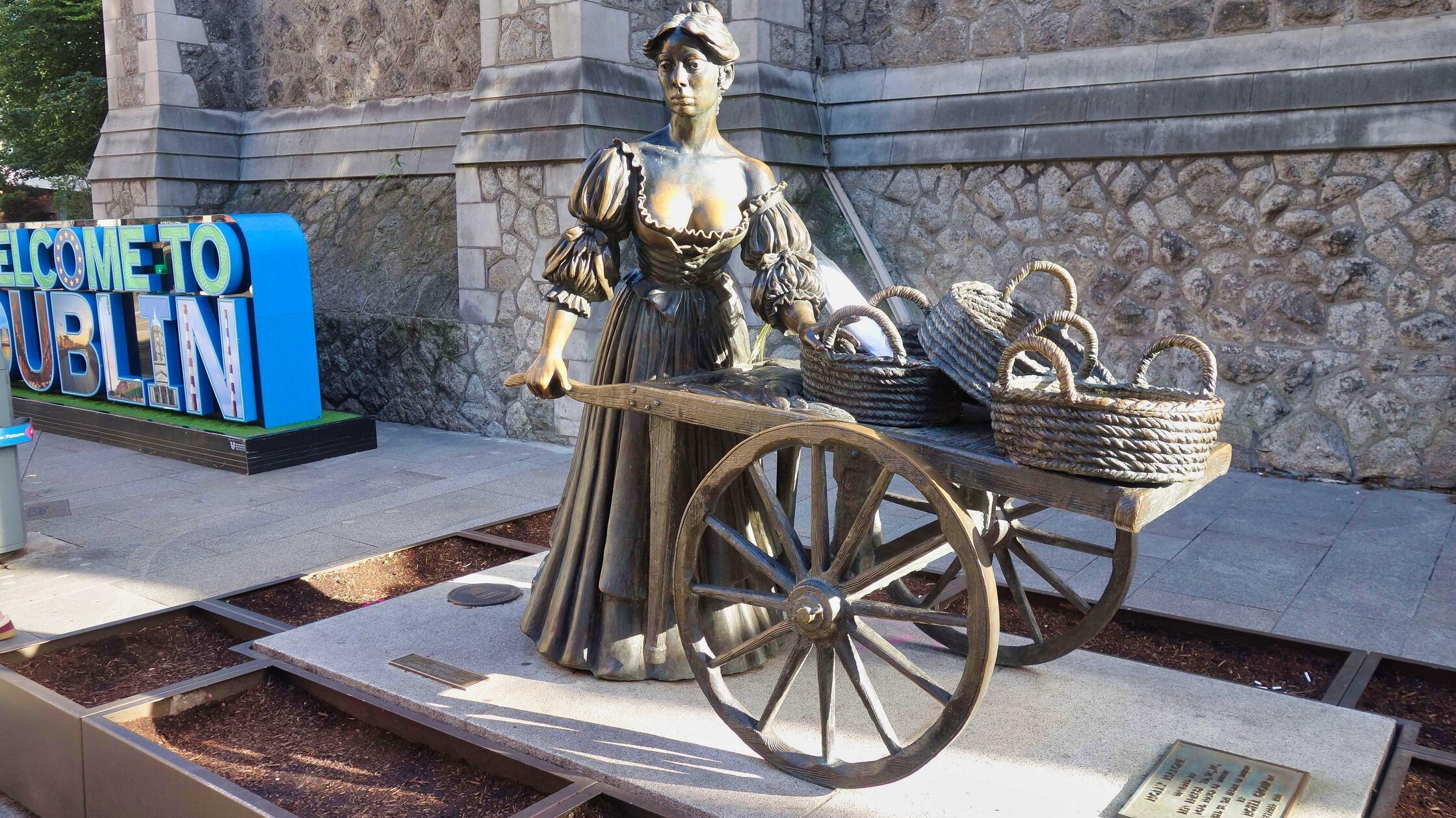 Touristen und Einheimische berührten die Statue der Molly Malone derart häufig im Brustbereich, dass die Bronzefigur hier regelrecht glänzt.Damit dies unterbleibt, steht die Figur heute auf einem Sockel umgeben von Blumenkästen.