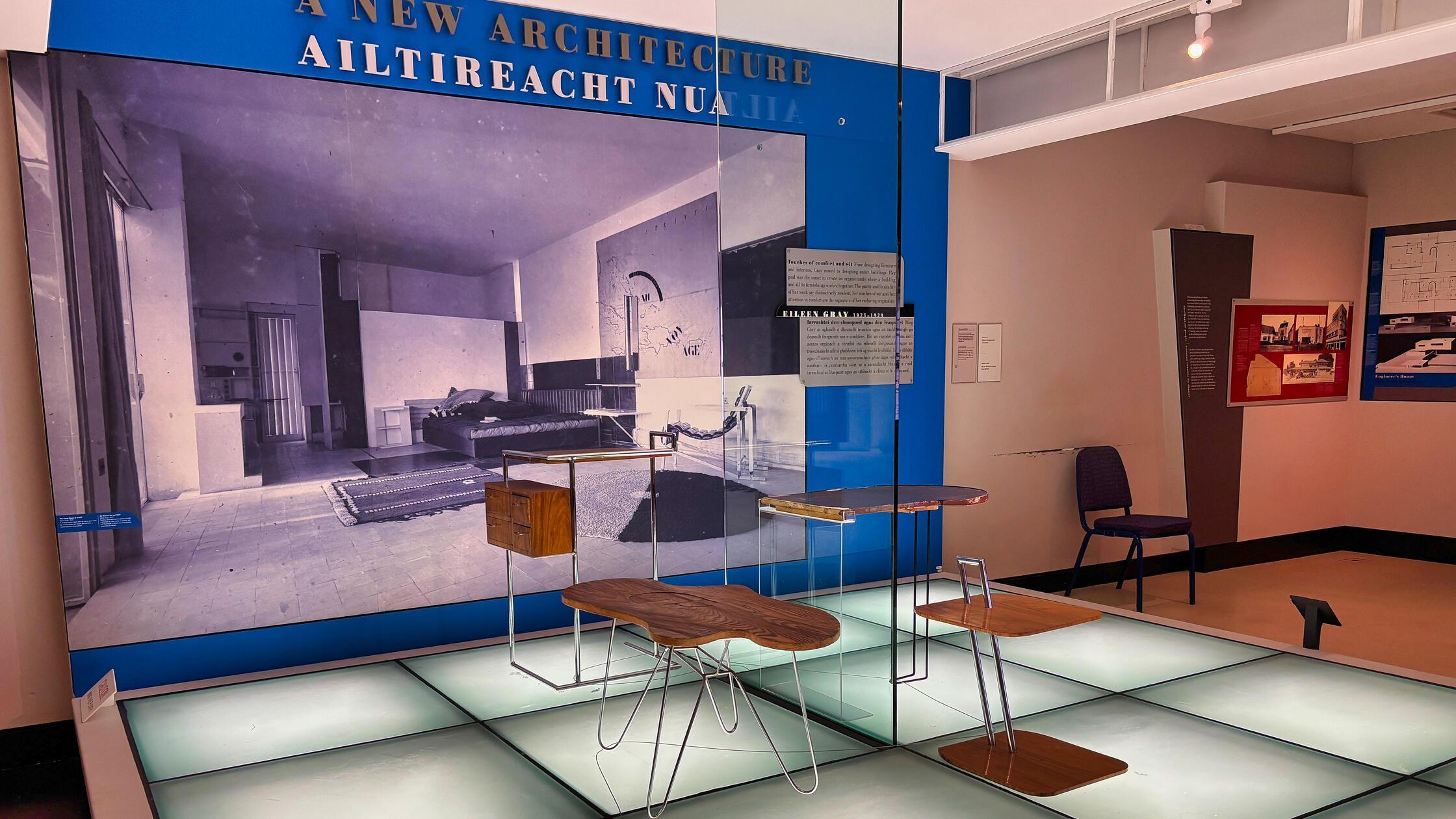 Im Irischen Nationalmuseum sind im „Irish Design Trail“ mehrere Räume Eileen Gray gewidmet, die zu den wichtigsten Architektinnen und Designerinnen des frühen 20. Jahrhunderts gezählt wird.