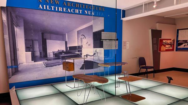 Im Irischen Nationalmuseum sind im „Irish Design Trail“ mehrere Räume Eileen Gray gewidmet, die zu den wichtigsten Architektinnen und Designerinnen des frühen 20. Jahrhunderts gezählt wird.