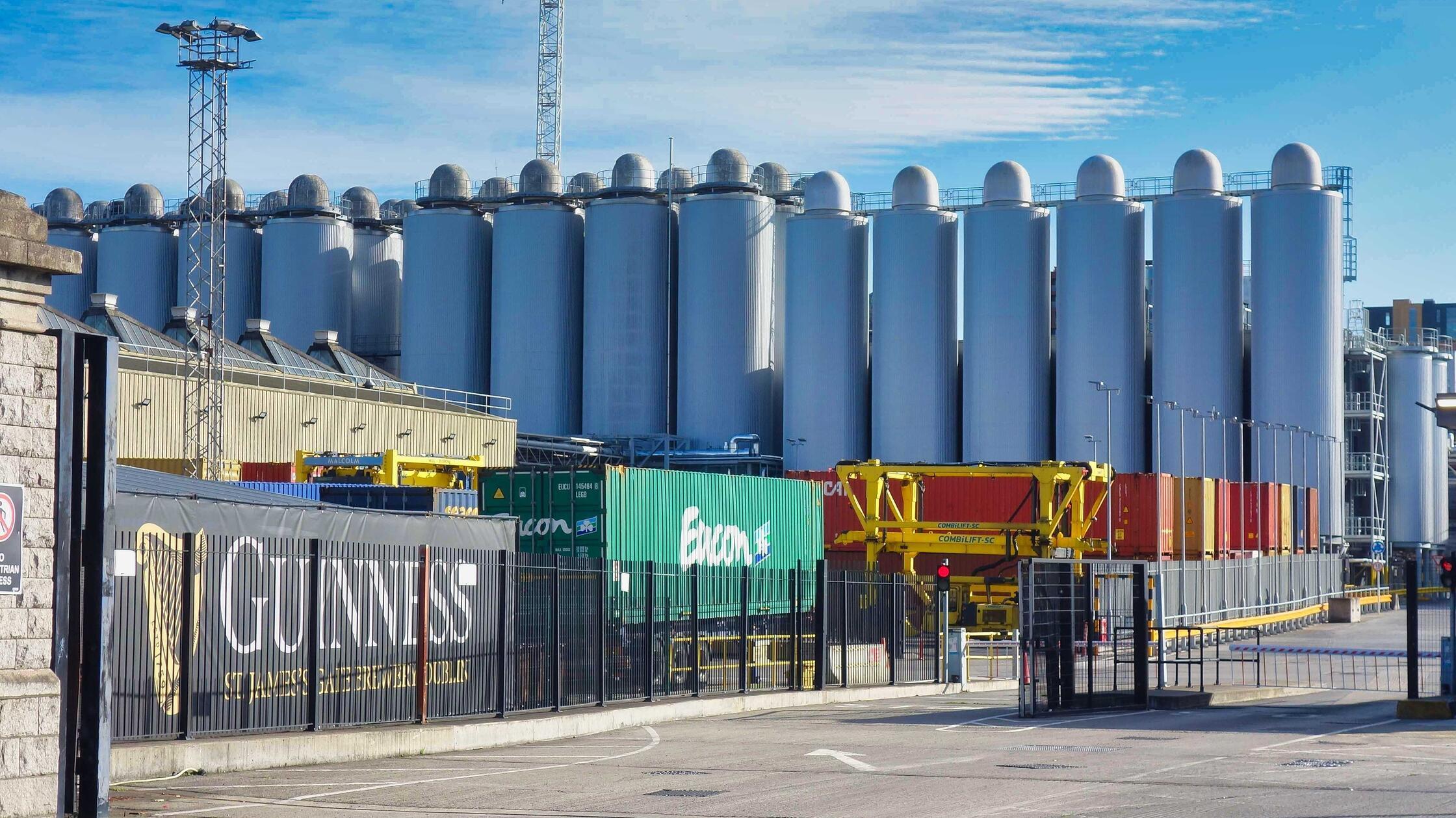 Die Guiness-Brauerei ist weltbekannt. In den silbernen Hochfässern reift das dunkle Bier.
