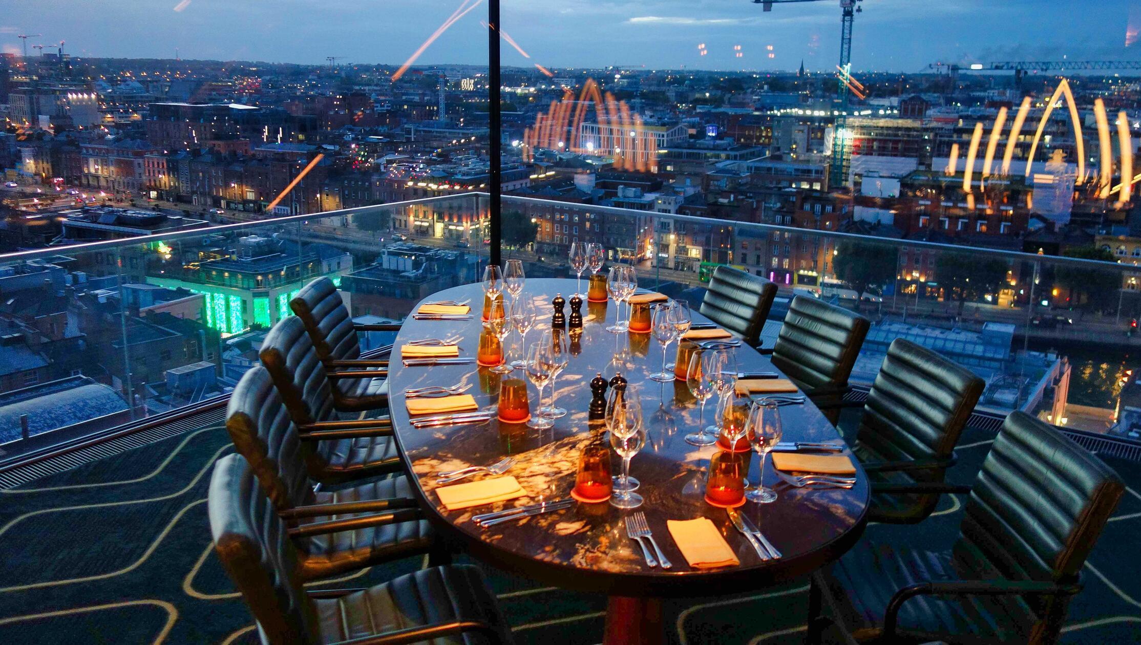 Besonders stillvoll speist man im Dion Rooftop Restaurant. Hier kann auf allen Seiten einen Blick von oben auf die Stadt Dublin werfen.