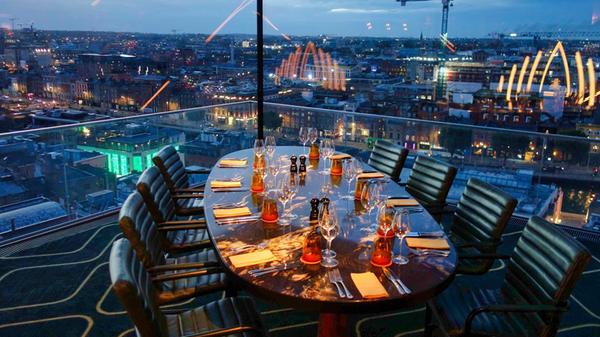 Besonders stillvoll speist man im Dion Rooftop Restaurant. Hier kann auf allen Seiten einen Blick von oben auf die Stadt Dublin werfen.