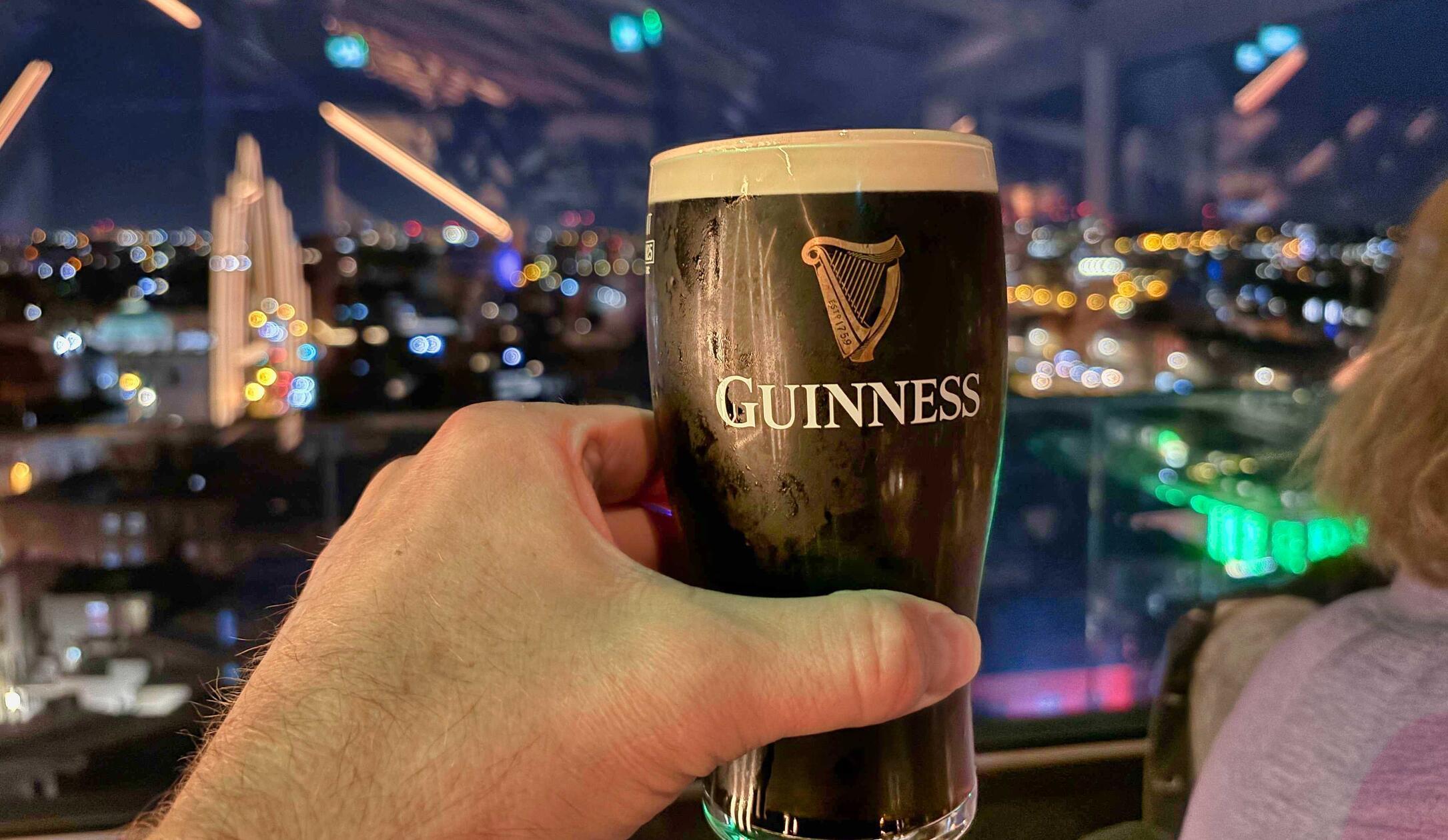 Ein Guiness über den Dächern Dublins – wohl bekomm’s!