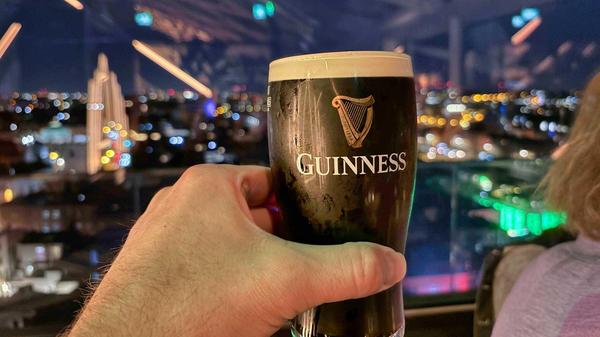 Ein Guiness über den Dächern Dublins – wohl bekomm’s!