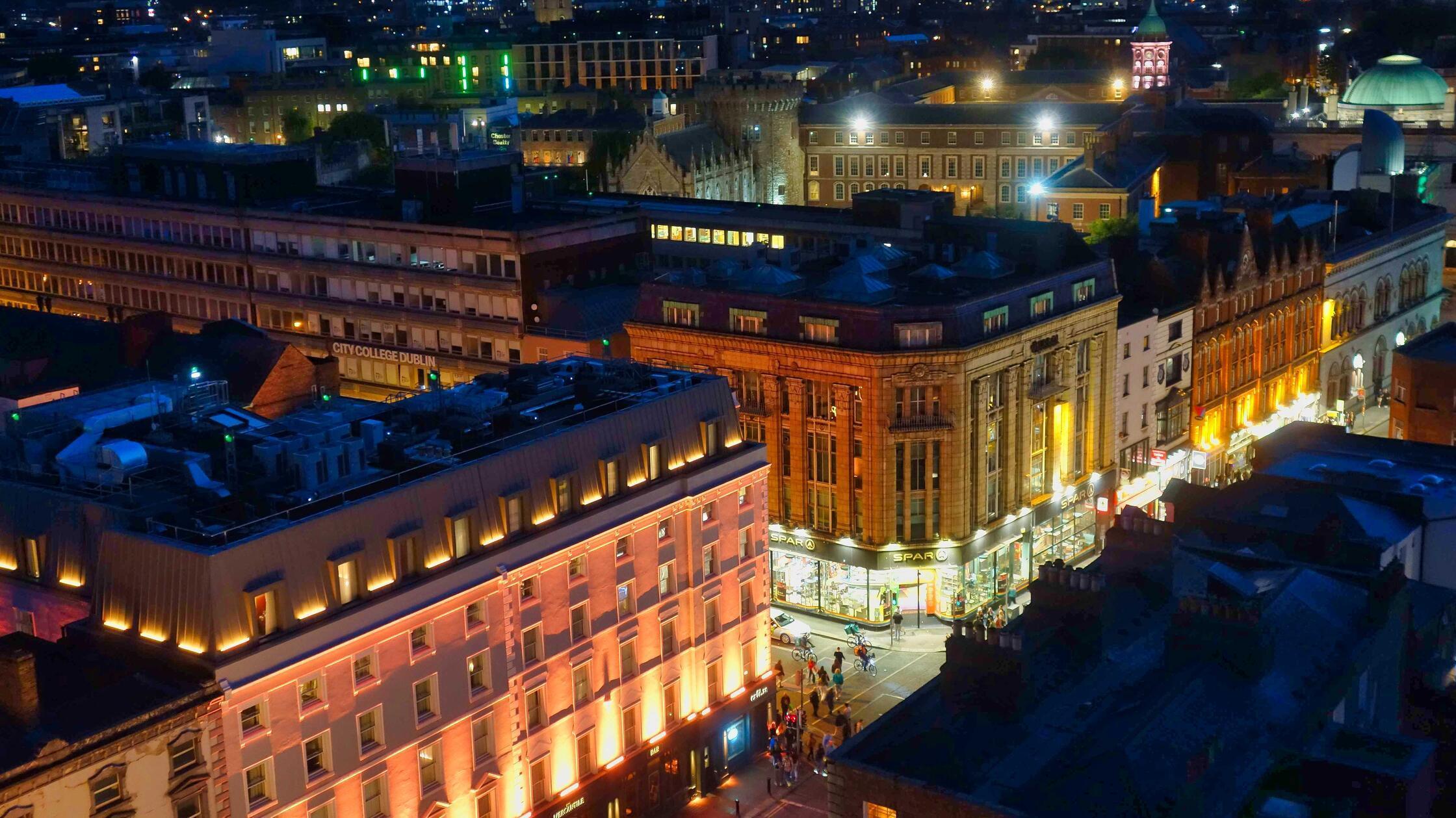Blick von der Dion Rooftop Restaurant auf die Stadt. Der bekannte Spar-Supermarkt ist auch „Gays Spar“ bekannt – direkt daneben befindet sich mit "The George" die erste Schwulenbar der Stadt