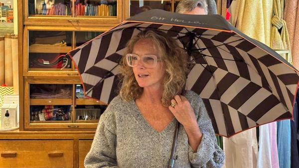 Bei Stables in Dublin wird Tweed-Stoff verarbeitet – neuerdings auch in Regenschirmen.
