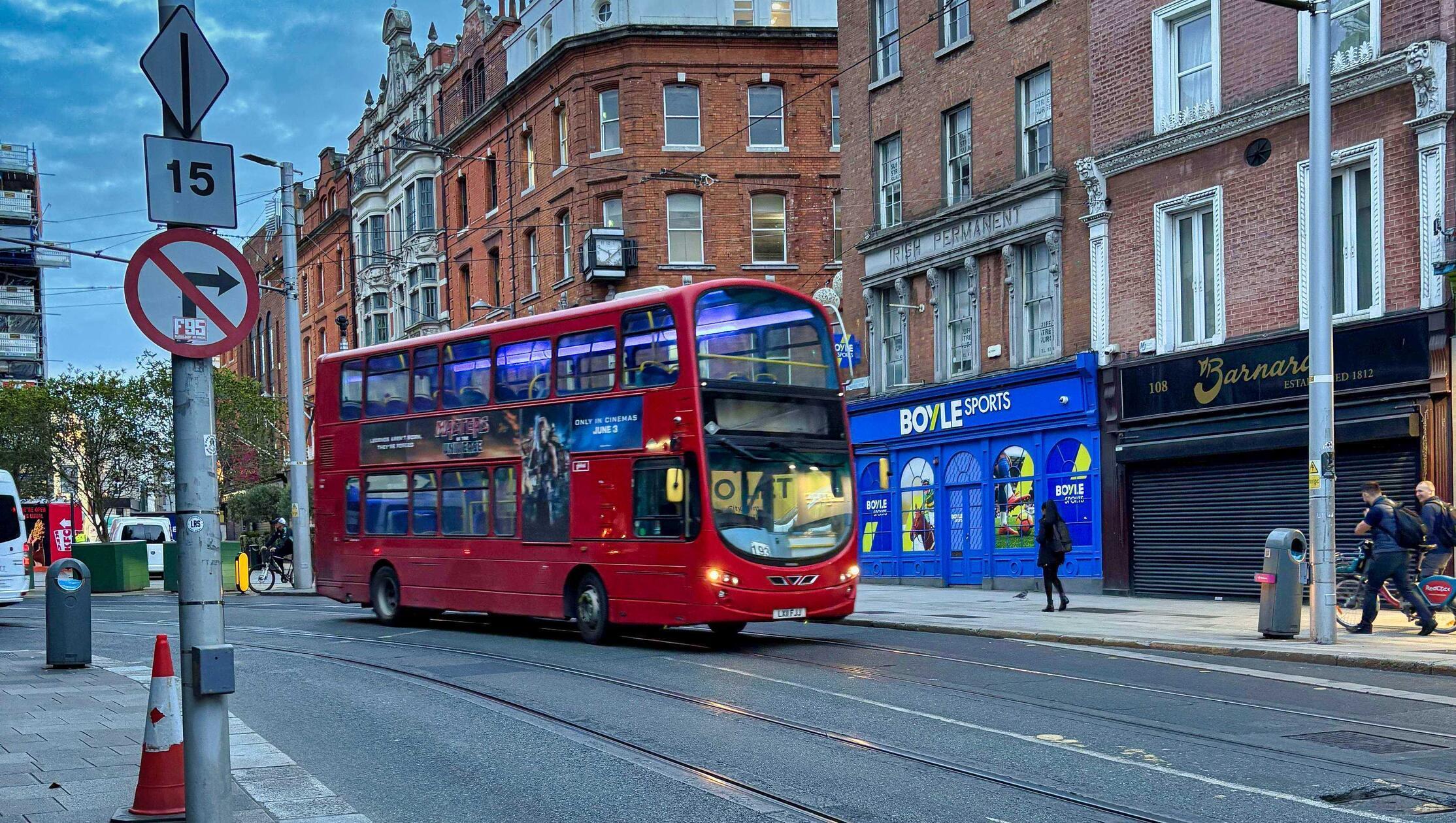 In Dublin sind solche rote Doppeldecker unterwegs.