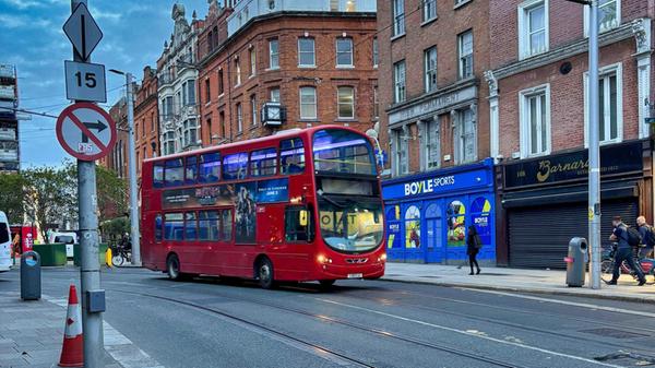 In Dublin sind solche rote Doppeldecker unterwegs.