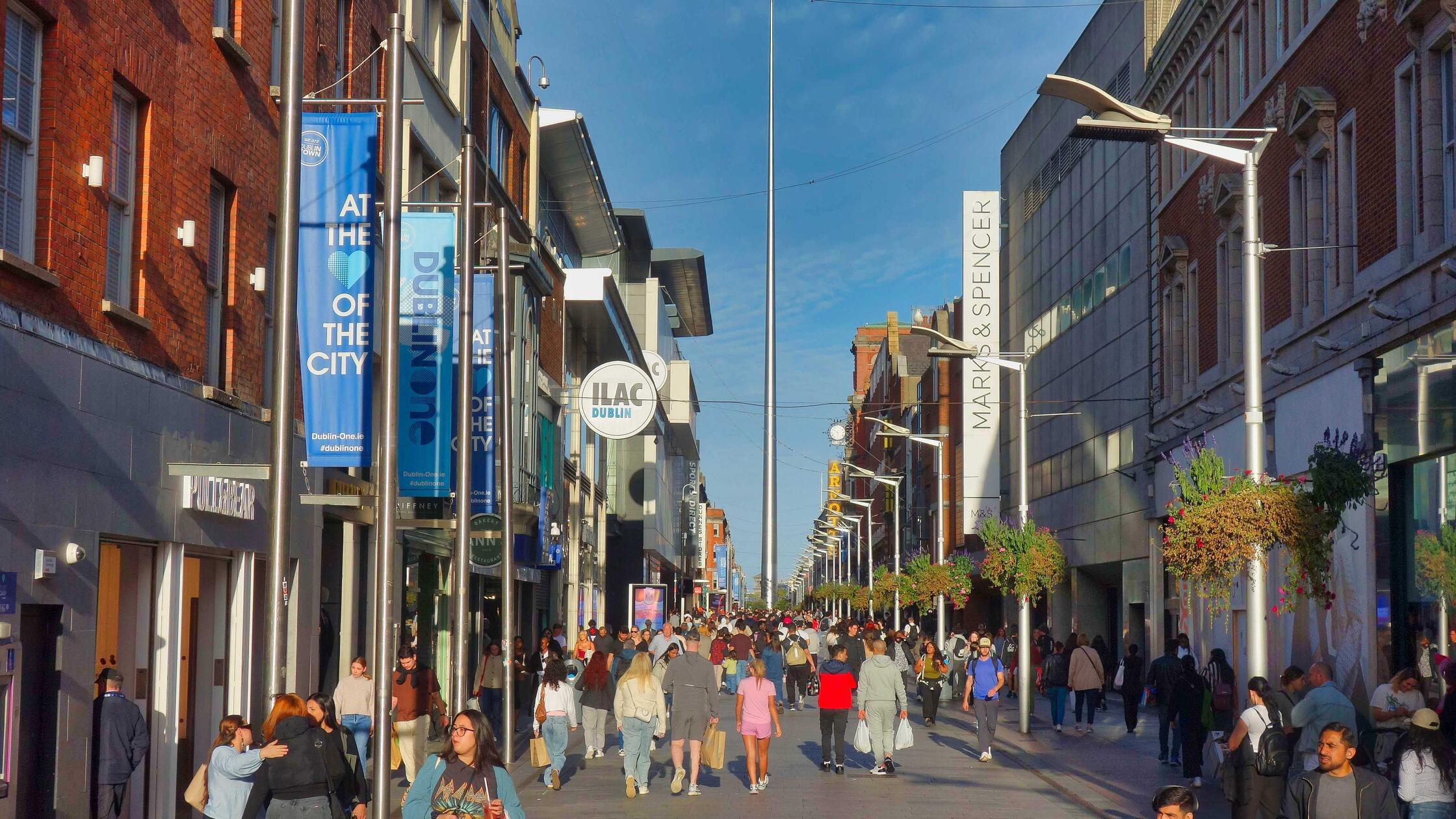 Die Mary Street ist die Einkaufsmeile der Stadt. Am Ende der Straße steht „The Spirit“, eine 120 Meter hohe Edelstahlsäule.