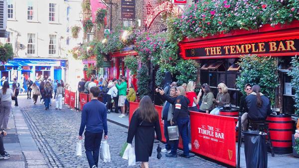 Die „Temple Bar“ im Herzen von Dublin – hier rührt sich fast rund um die Uhr das Leben.