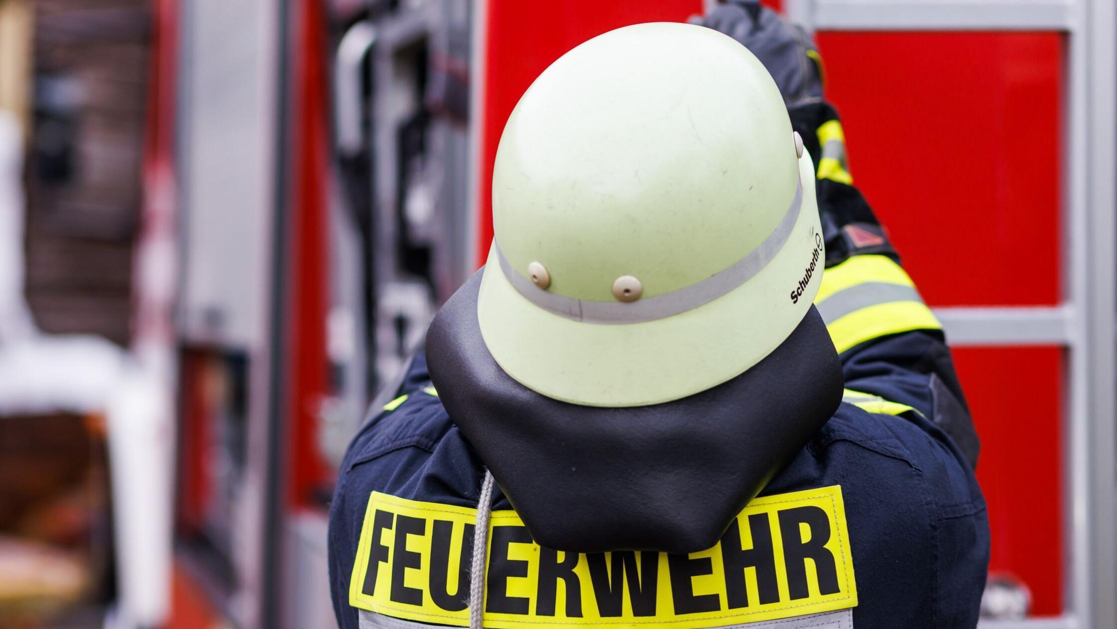 Ein Feuerwehrmann holt während einer Einsatzübung 