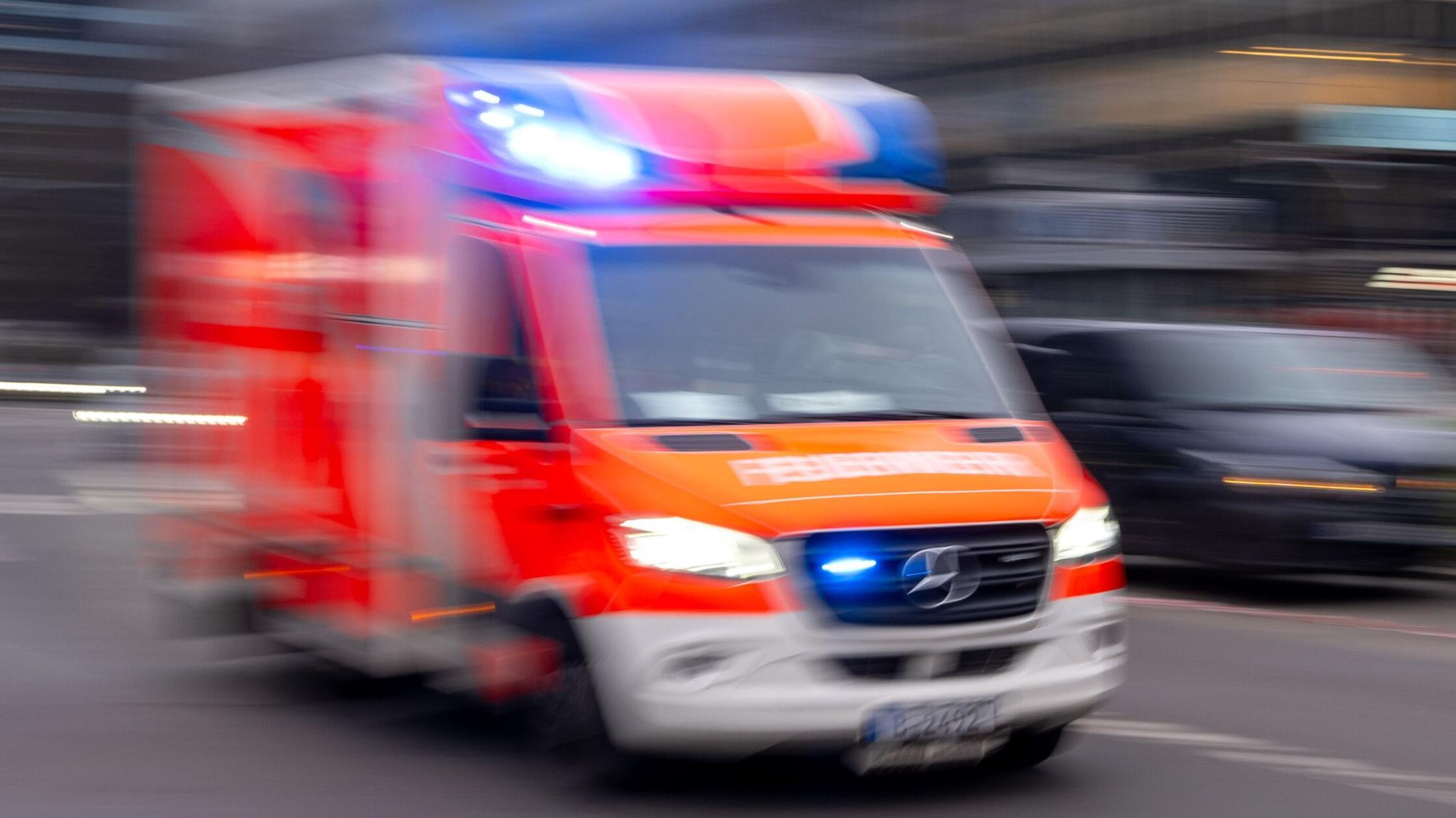 Ein Rettungswagen der Feuerwehr fährt mit Blaulich