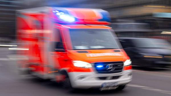 Ein Rettungswagen der Feuerwehr fährt mit Blaulich