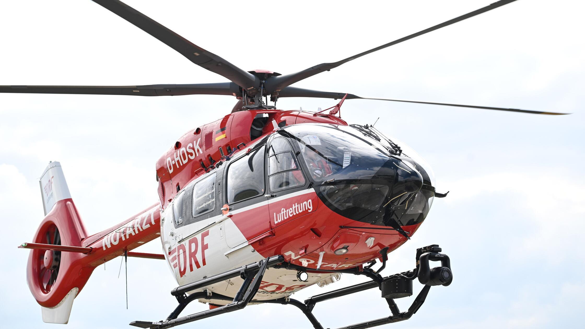 Ein Hubschrauber der Deutschen Luftrettung fliegt 