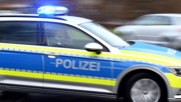 Ein Streifenwagen mit eingeschaltetem Blaulicht fä