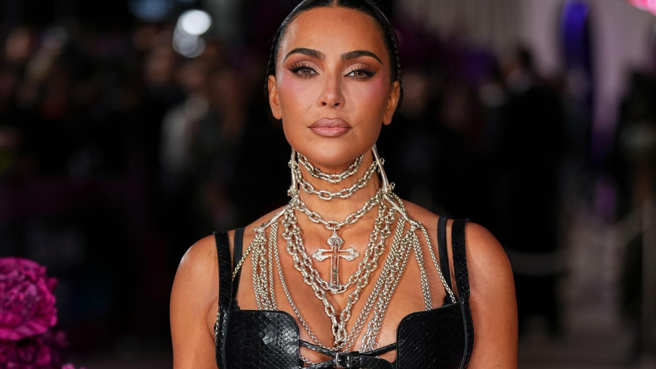 Kim Kardashian posiert bei ihrer Ankunft bei der P