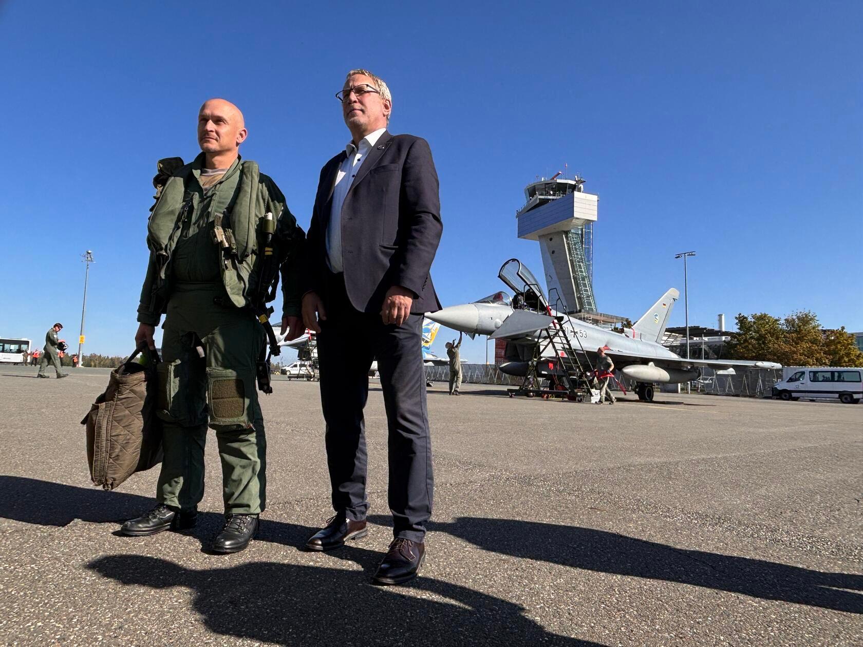 Das Militär startet seine Flieger im Rahmen einer Übung seit Montag auch in Nürnberg. Oberstleutnant Marcus Dankesreiter und Michael Hupe, Geschäftsführer der Flughafen Nürnberg GmbH hofften zum Start auf eine gute Zusammenarbeit und wollen am Albrecht Dürrer Airport für den Ernstfall proben.
