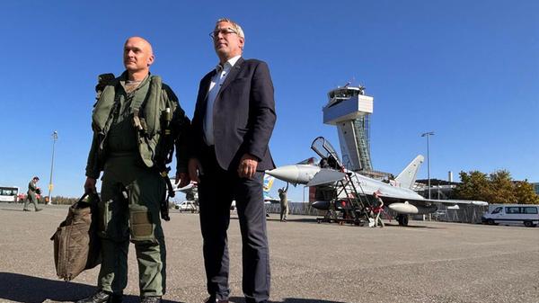 Das Militär startet seine Flieger im Rahmen einer Übung seit Montag auch in Nürnberg. Oberstleutnant Marcus Dankesreiter und Michael Hupe, Geschäftsführer der Flughafen Nürnberg GmbH hofften zum Start auf eine gute Zusammenarbeit und wollen am Albrecht Dürrer Airport für den Ernstfall proben.