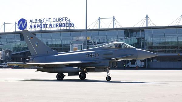 Unter dem Übungsnamen "Dispersed Operations 2026" werden noch bis zum 9. Oktober Eurofighter des Taktischen Luftwaffengeschwaders dort starten und landen. Innerhalb der fünf Tage sind 74 Starts und Landungen vorgesehen.