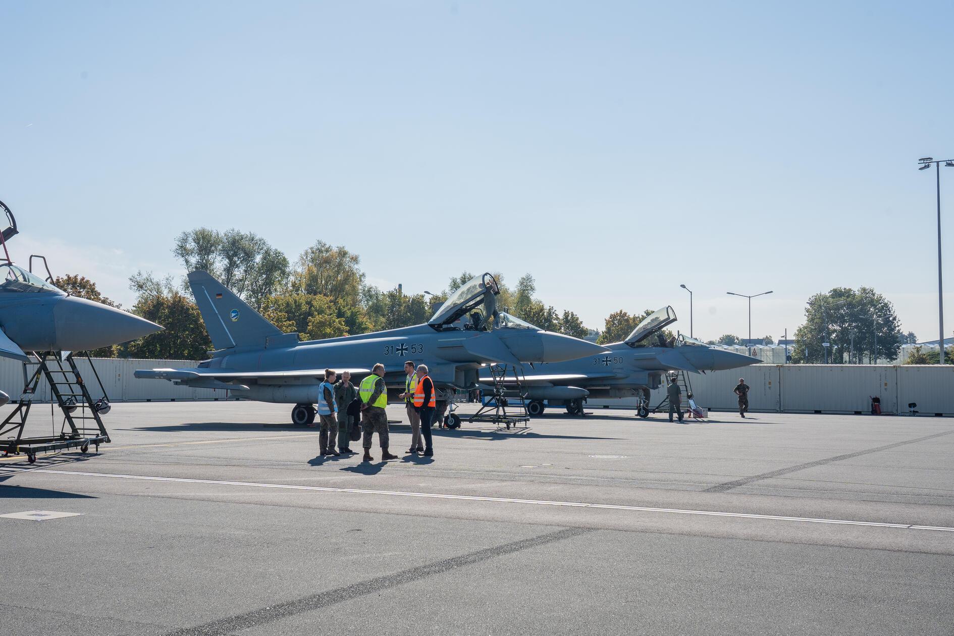 Die Anwohner müssten allerdings kurzfristig mit erhöhter Lärmbelästigung rechnen, da die Kampfjets lauter sind als Verkehrsflugzeuge. Starts und Landungen würden dabei weder in den frühen Morgenstunden noch am Abend stattfinden, so Hupe.