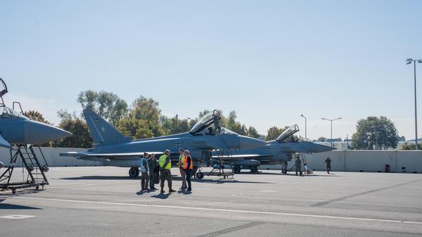 Die Anwohner müssten allerdings kurzfristig mit erhöhter Lärmbelästigung rechnen, da die Kampfjets lauter sind als Verkehrsflugzeuge. Starts und Landungen würden dabei weder in den frühen Morgenstunden noch am Abend stattfinden, so Hupe.