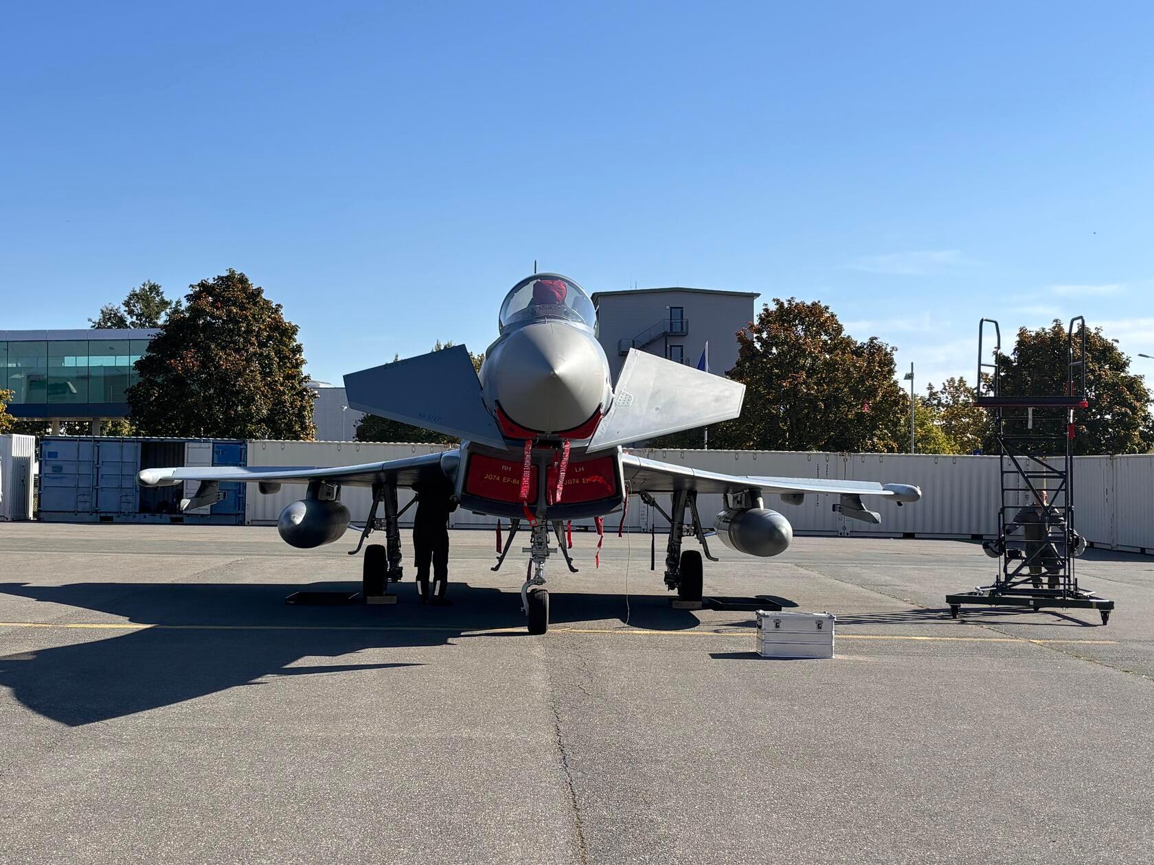 Im Moment befinden sich drei Eurofighter für die Übung in Nürnberg. Aufgrund technischer Defekte konnte der vierte Flieger nicht an der Übung teilnehmen. "Ursprünglich, das wissen Sie auch, war geplant, mit vier anzukommen. Aber gerade im Übungsflugbetrieb ist es natürlich notwendig, dass wir immer 100 Prozent klare Maschinen mitnehmen, damit unterwegs nichts passiert", sagte Oberstleutnant Dankesreiter, der auch zum Team der Jetpiloten gehört.