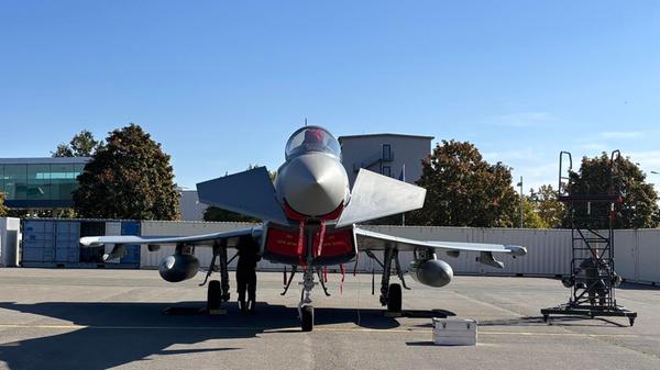 Im Moment befinden sich drei Eurofighter für die Übung in Nürnberg. Aufgrund technischer Defekte konnte der vierte Flieger nicht an der Übung teilnehmen. "Ursprünglich, das wissen Sie auch, war geplant, mit vier anzukommen. Aber gerade im Übungsflugbetrieb ist es natürlich notwendig, dass wir immer 100 Prozent klare Maschinen mitnehmen, damit unterwegs nichts passiert", sagte Oberstleutnant Dankesreiter, der auch zum Team der Jetpiloten gehört.