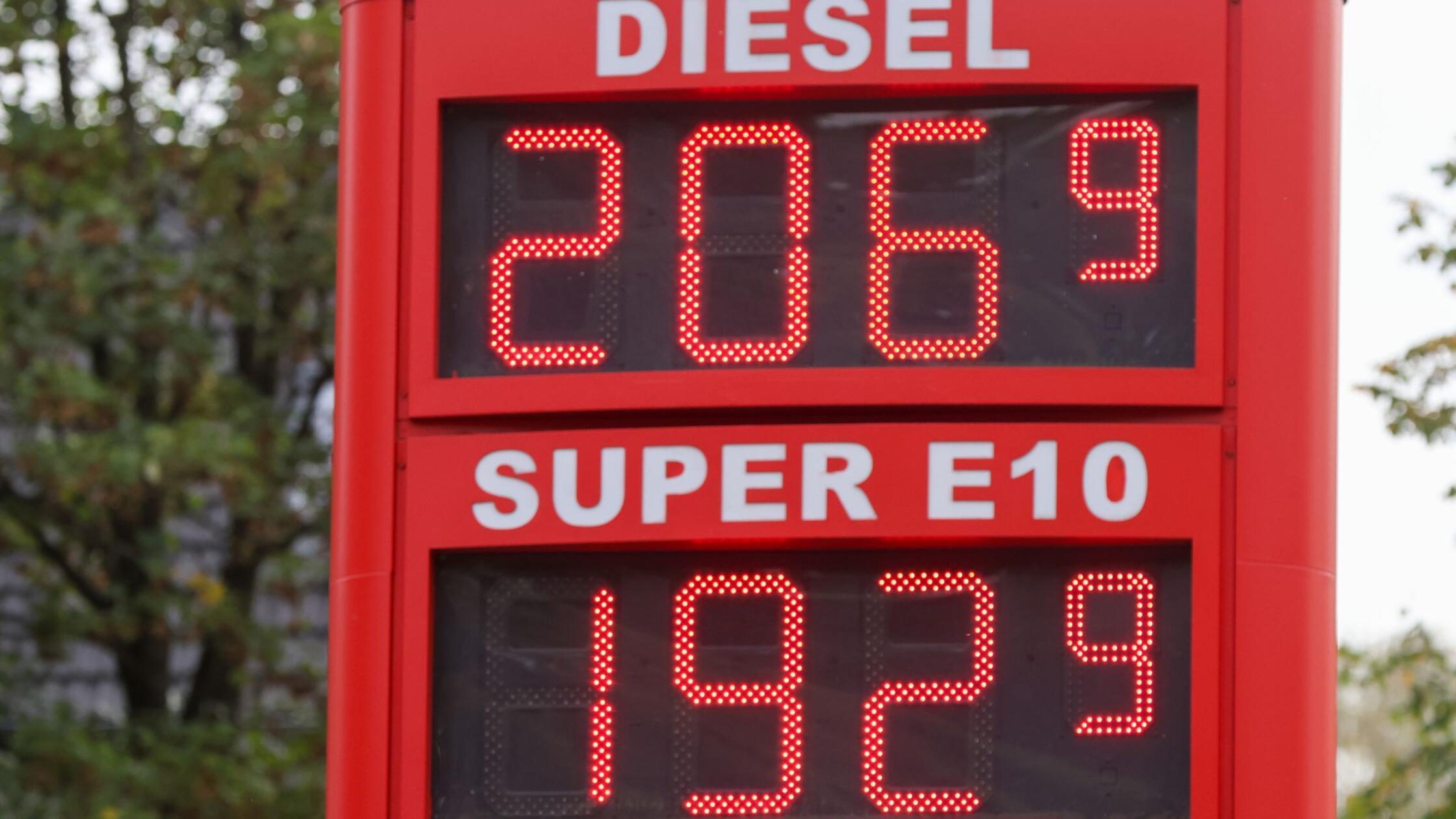 Kraftstoffpreise stehen auf der Preistafel einer T