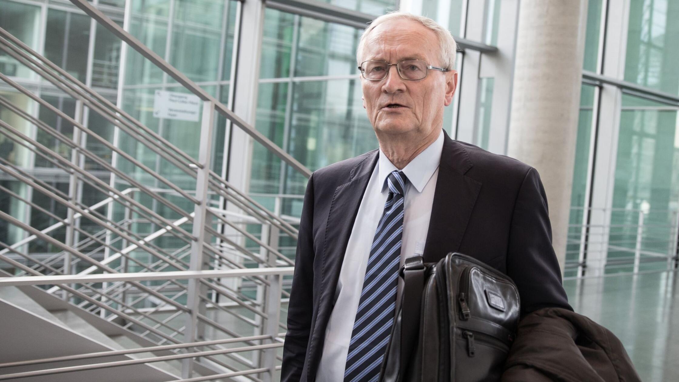 Unter Spionageverdacht: Ex-BND-Präsident Hanning und ehemaliger ...