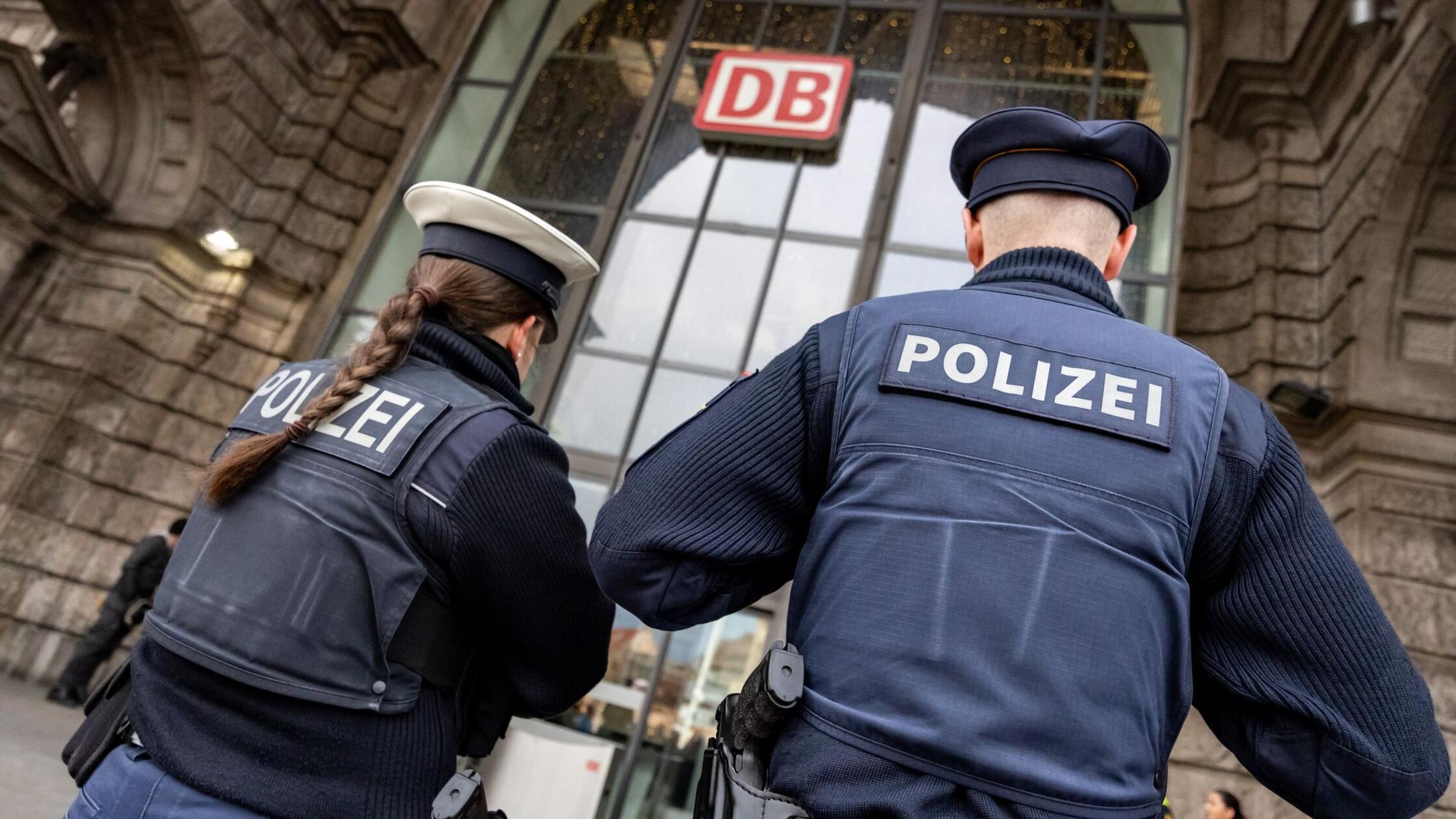 Zwei Polizisten sind am Nürnberger Hauptbahnhof un