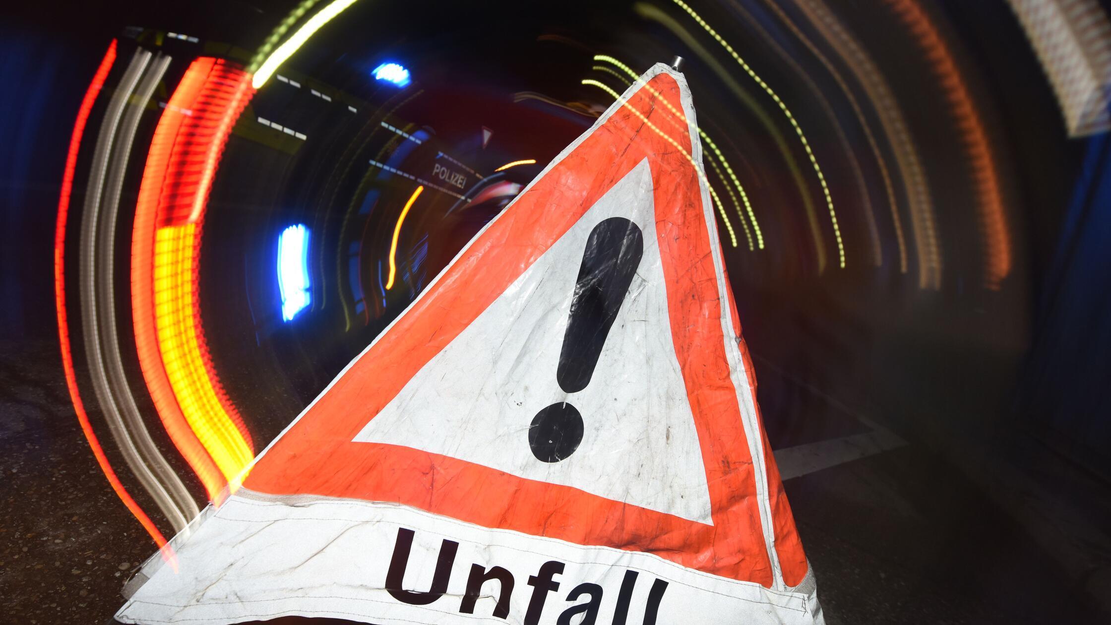 Ein Warndreieck mit dem Schriftzug «Unfall» steht 