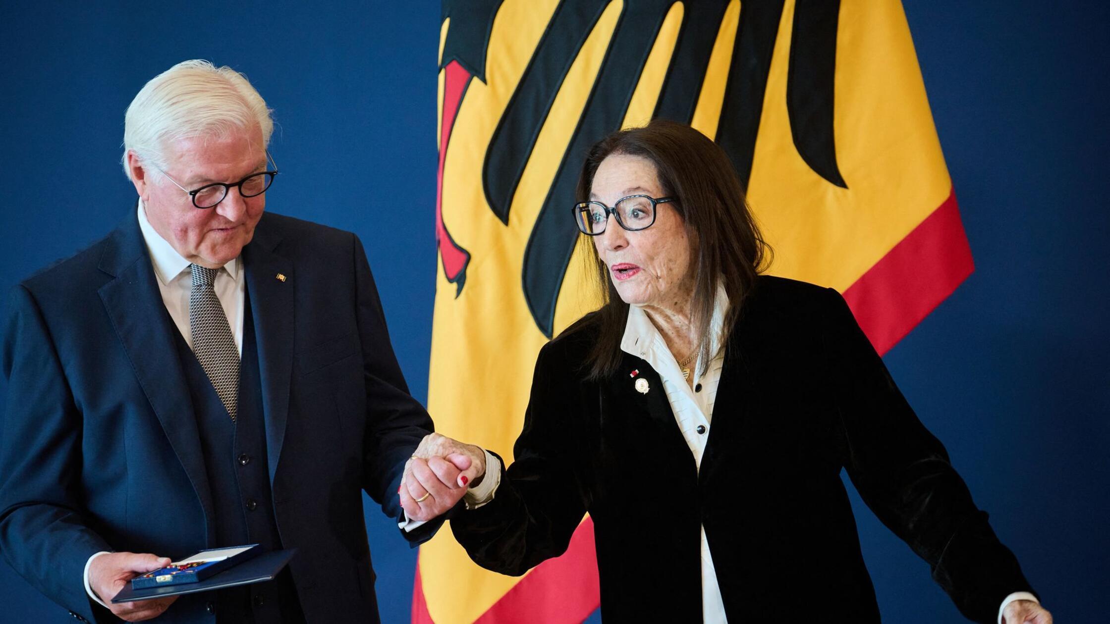 Nana Mouskouri bekommt Bundesverdienstkreuz: Als Kind erlebte sie die ...